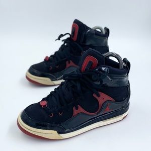 Nike Youth Air Jordan Flight Tr97 Sneakers (428827-011). Black & Red size 4.5Y